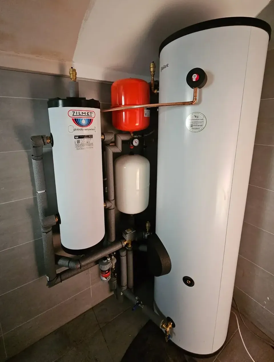 Inside: the 300-litre uniSTOR cylinder, the buffer vessel and the valves grouped on one wall.