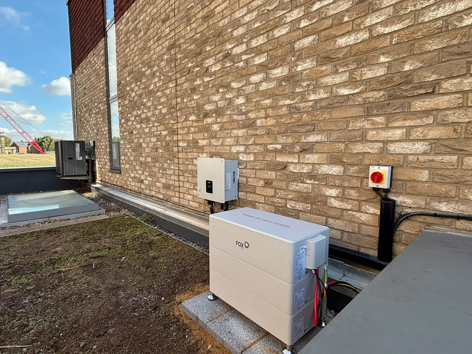 Battery, inverter and isolator on the roof terrace, on the battery's own base.