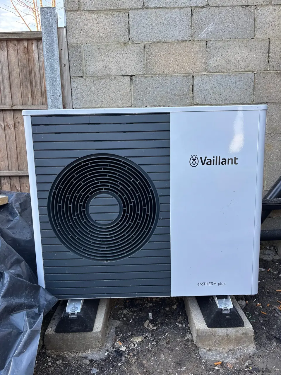 The aroTHERM plus on blocks in the side return.