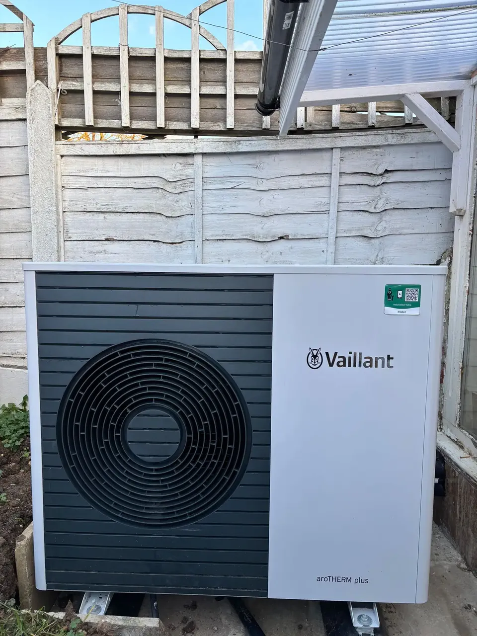 The aroTHERM plus in the narrow space beside the fence.