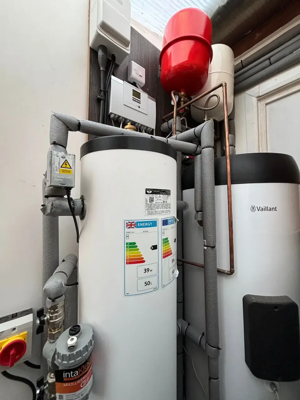 The cylinder and the buffer side by side in the plant space.