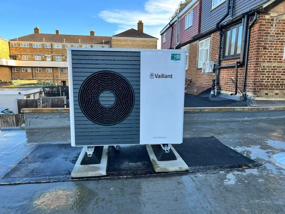 The aroTHERM plus on the flat roof, on rubber blocks over a protective mat.