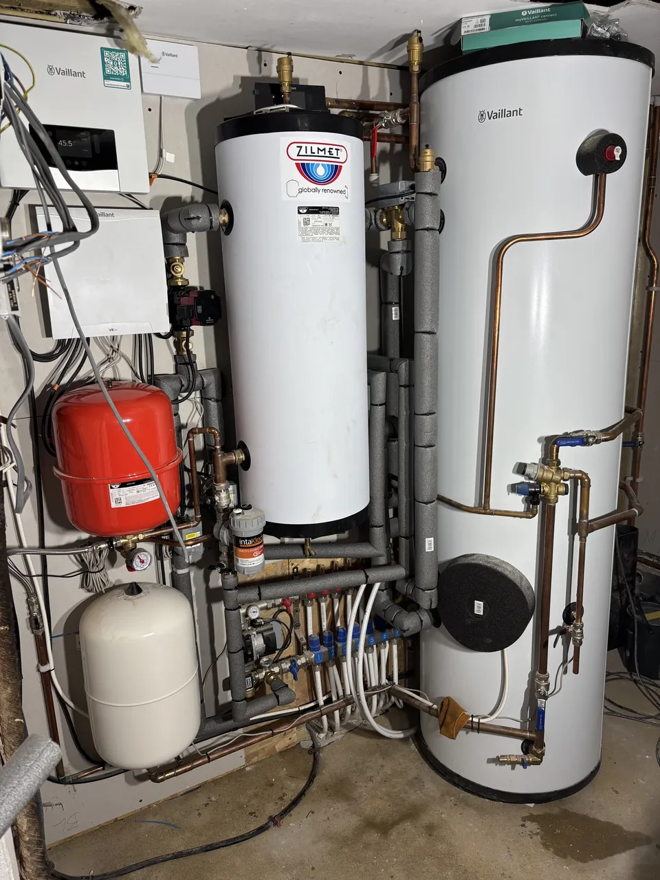 The cupboard inside: controls, buffer tank, cylinder and manifold.