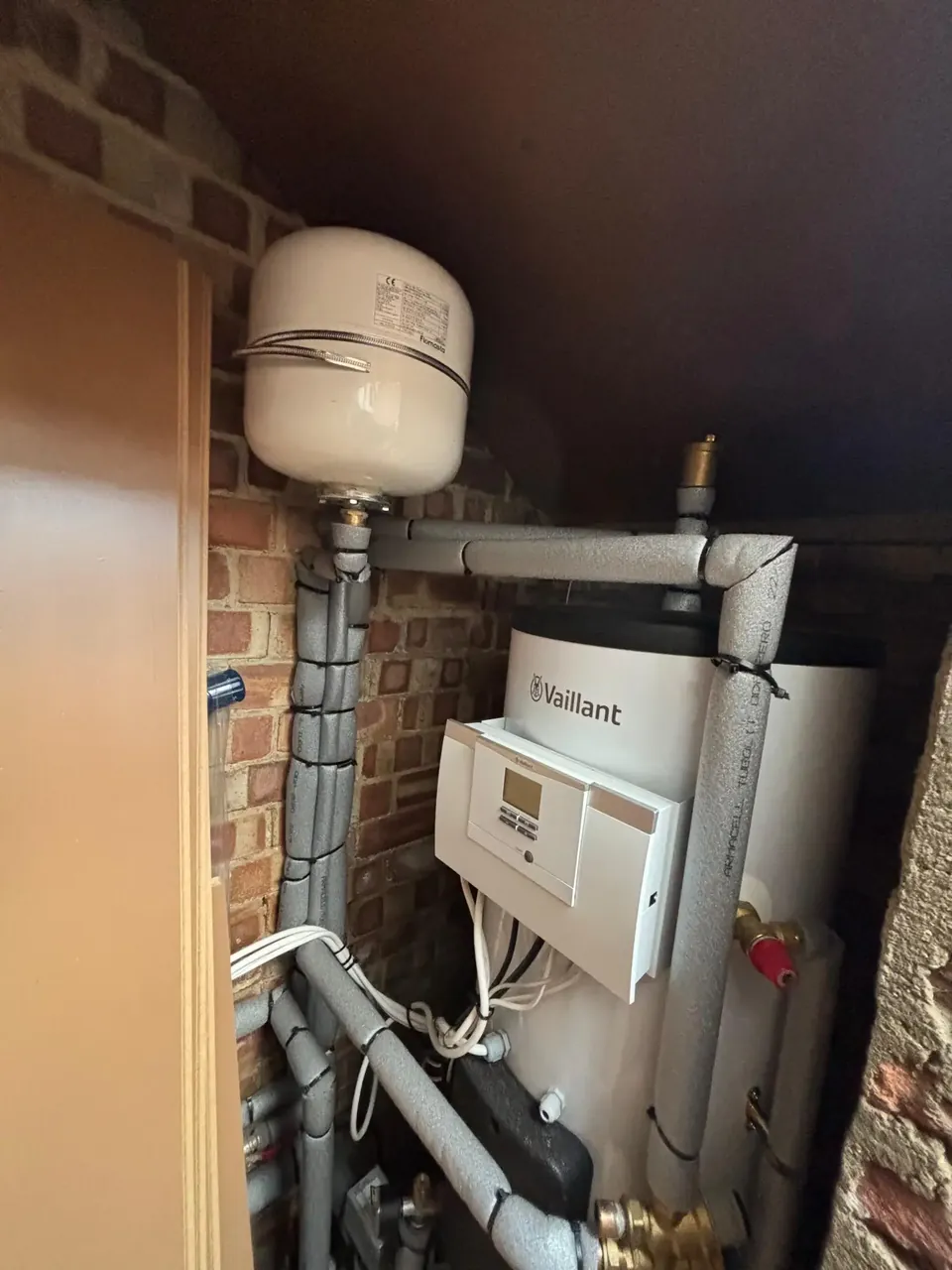 The cylinder and controller indoors.