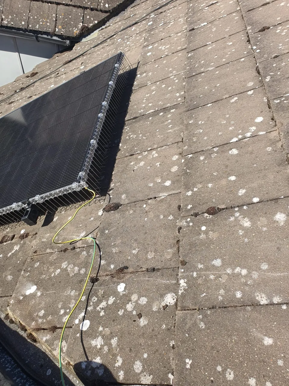 The corner of the roof row, with the earth cable running from it.