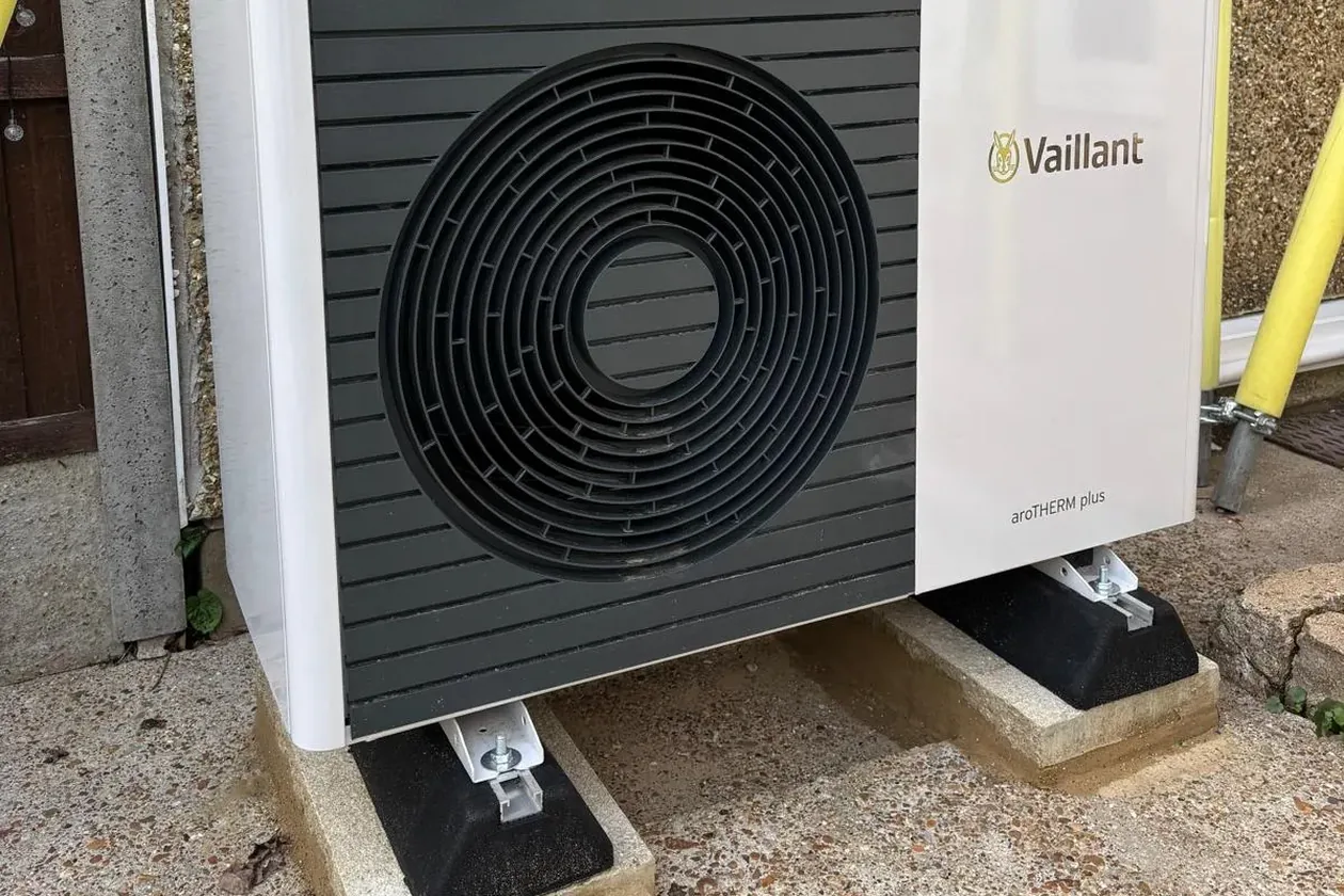 Vaillant aroTHERM plus air source heat pump installed in Chingford E4