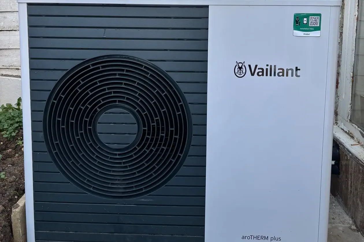 Vaillant aroTHERM plus 7 kW air source heat pump installed in Holland Park W14