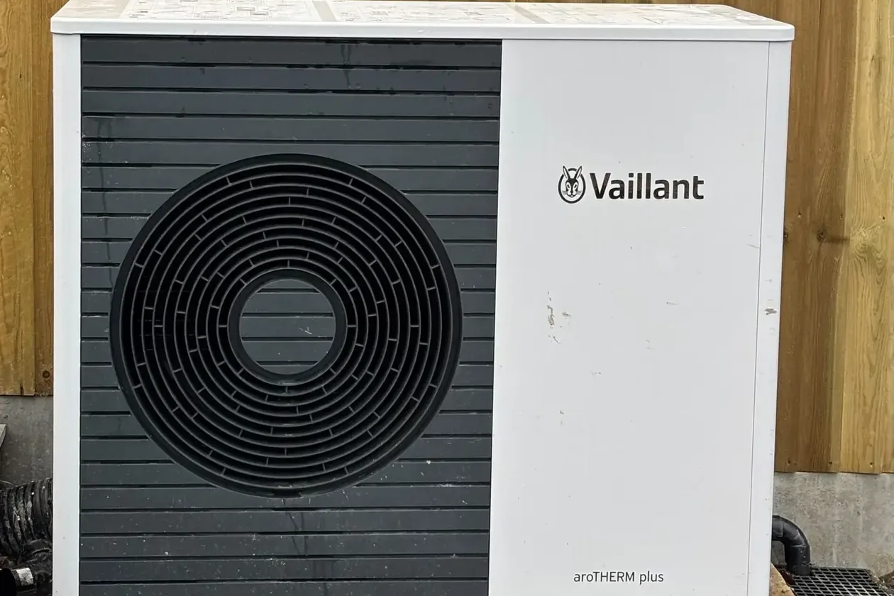 Vaillant aroTHERM plus 7 kW air source heat pump installed in London E1